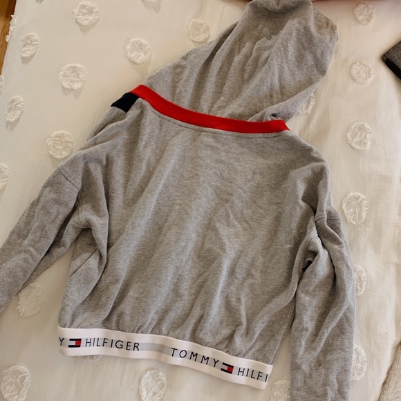 Tommy Hilfiger cropped sweatshirt - Picture 2 of 2